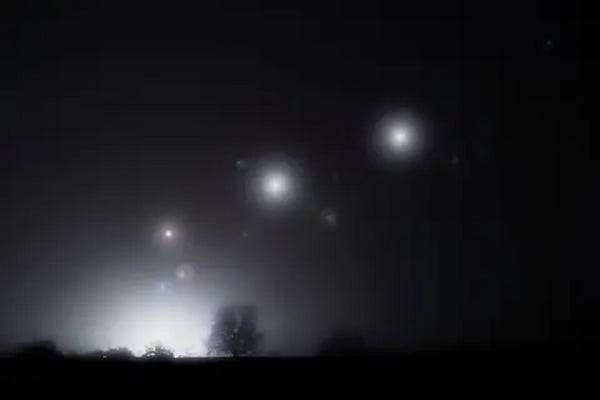 “Los Visitantes del Cielo: Cuando la Oscuridad nos Observa” “Los Visitantes del Cielo: Cuando la Oscuridad nos Observa”