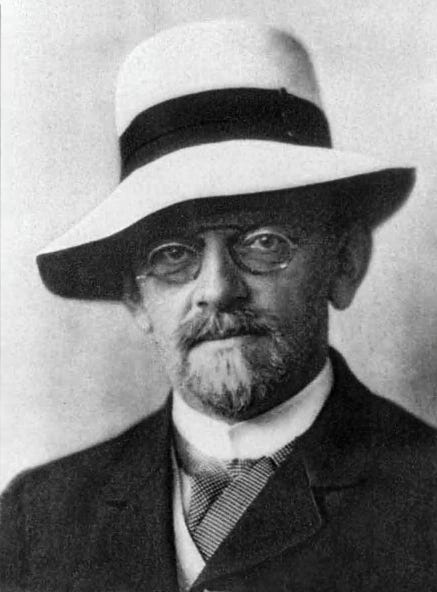 An picture of David Hilbert, the renowned German mathematician who invented the game of the hotel with infinite rooms.