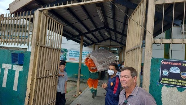 Famílias atingidas pela tragédia foram encaminhadas para uma escola pública — Foto: Marcelo Moreira/Rede Amazônica.