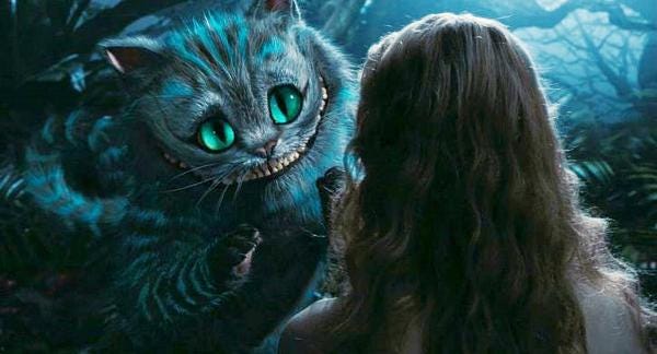 A imagem mostra o gato do filme Alice no país das maravilhas conversando com a Alice.