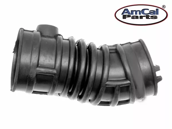 Una imagen de Stock del fabricante AmCal Parts. Es un tubo de plástico negro nuevo con algunas nervios para darle flexibilidad y con relieve en los extremos para que la abrazadera no se deslice fuera.