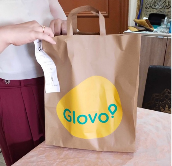 During the contextual inquiry, we ordered grocery shopping with one of our users. The images showcases the Glovo delivery bag.