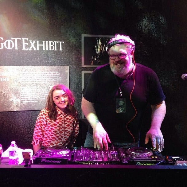 Arya e DJ Hodor