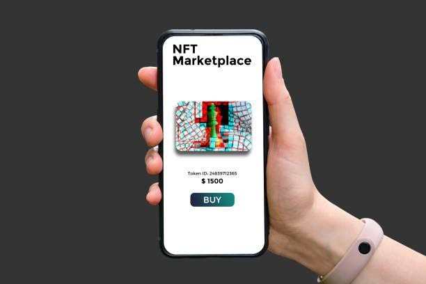 Esta imagen muestra una mano sujeatndo un teléfono móvil en el cual puede observarse una tienda de NFTs, una imagen NFT, un token ID, el precio y un botón para comprarlo