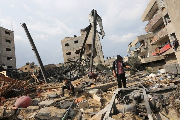 Un palestino en medio de los escombros de una emisora de televisión dirigida por HAMAS, destruida por un ataque aéreo israelí, en Gaza el 14 de noviembre de 2018. (Foto: AFP)