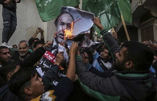 Manifestantes palestinos cantan eslóganes y queman imágenes del ministro de defensa israelí Avigdor Lieberman en Gaza el 14 de noviembre de 2018. (Foto: AFP)