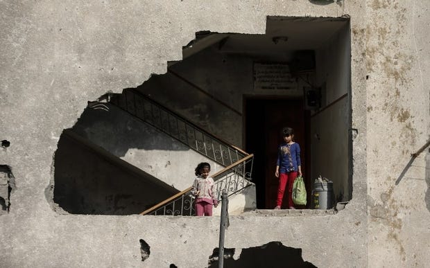 Niños palestinos en un edificio dañado por un ataque aéreo israelí en Gaza el 14 de noviembre de 2018. (Foto: AFP)