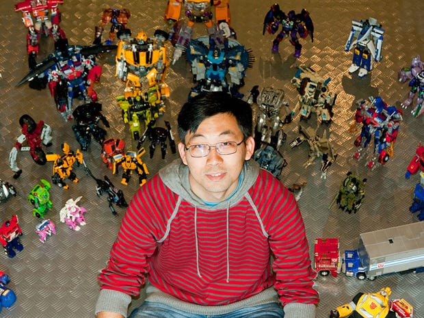 Celso Kitamura e parte da sua coleção de Transformers