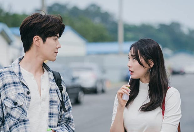 A photo of characters Hong Du-sik and Yoon Hye-jin staring at one another.