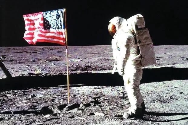 History of the 1st Moon Landing — Apollo 11 History of the 1st Moon Landing — Apollo 11