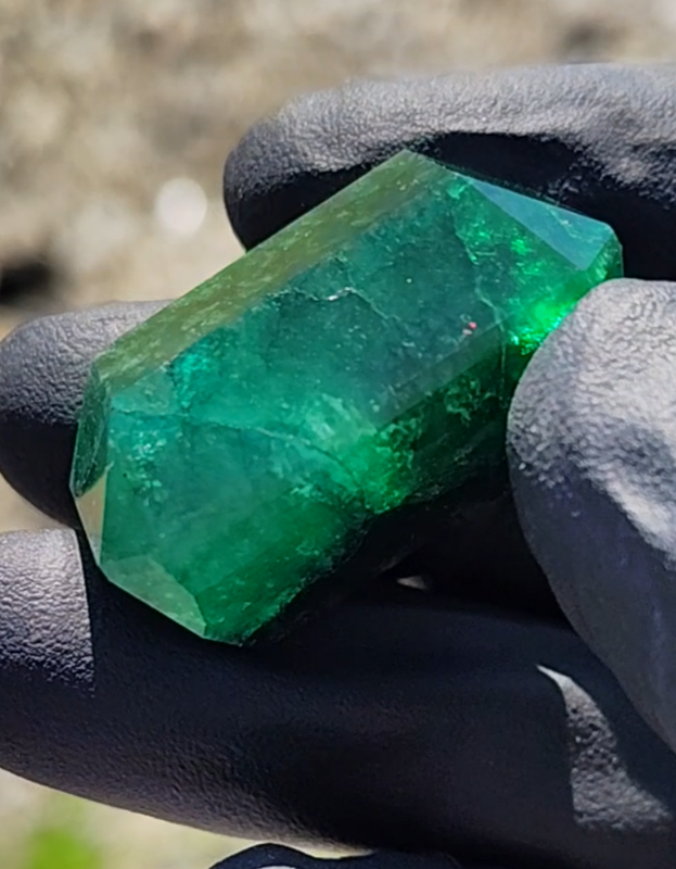 The Type IA?Cu Undocumented Emerald Paragenesis Is the Only Known Spec