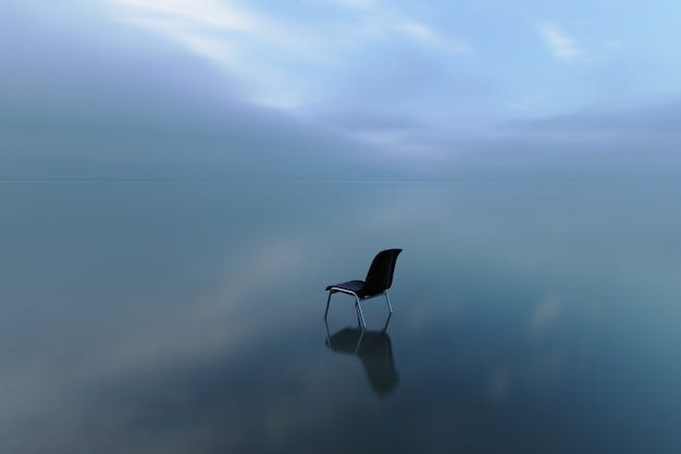 Imagem mostra uma cadeira posicionada acima de um chão transparente com reflexo, frente ao céu, como se o objeto estivesse contemplando o horizonte.
