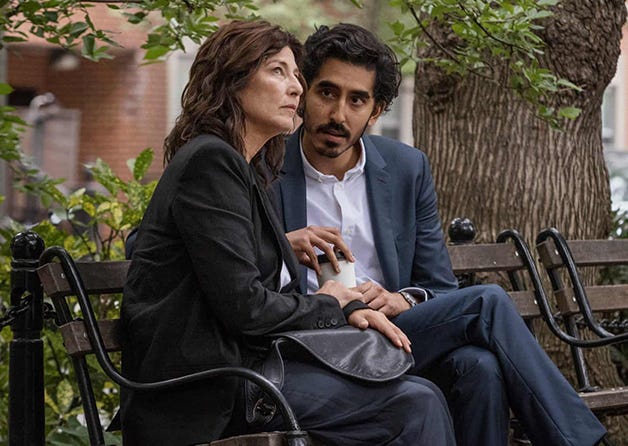 Catherine Keener e Dev Patel, em cena da série Modern Love (Divulgação/Amazon Prime Video)