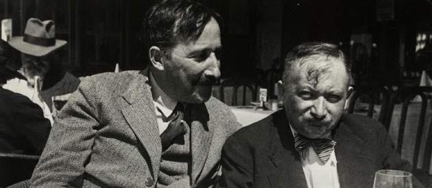 Fotografía en blanco y negro de los escritores Stefan Zweig y Joseph Roth