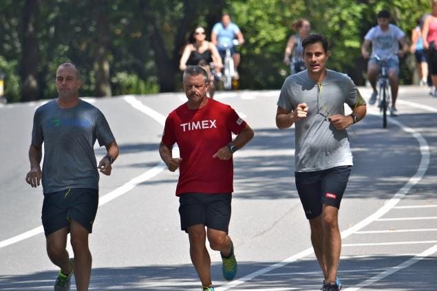 <p>	'The Apprentice' winner and TV personality Bill Rancic (far r.) is running the ING New York City Marathon with Timex to benefit the breast cancer charity Fab-u-Wish, honoring his wife Giuliana Rancic, who battled breast cancer.</p>