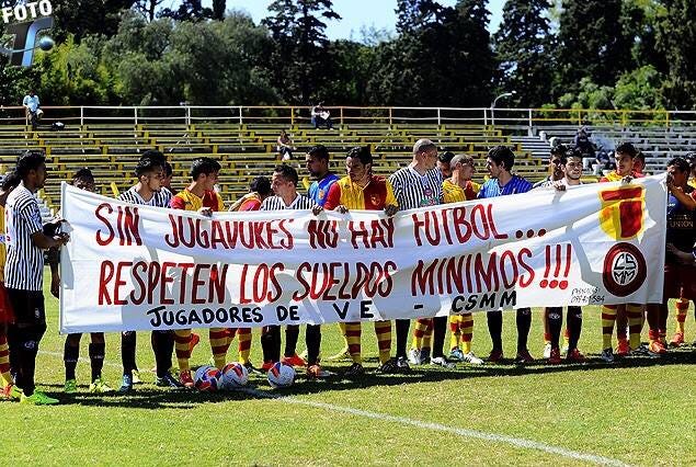 Jogadores do Miramar Misiones e Villa Española, do Uruguai, protestando por condições melhores no futebol uruguaio.
