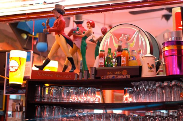 decoracao do bar com bonequinhos coloridos antigos no cafe noir em paris