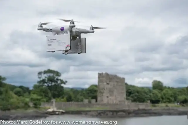 Um drone paira pelo ar carregando caixas com comprimidos abortivos