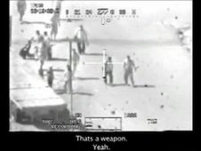 print de vídeo secreto do exército dos Estados Unidos mostra um ataque de helicópteros Apache que matou 12 pessoas em Bagdá, na imagem pode-se ver as pessoas desarmadas.