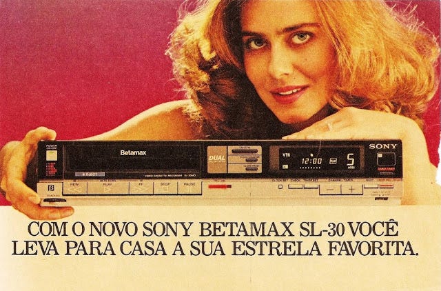 Anúncio antigo com a Maitê Proença, um aparelho e os dizeres: Com o novo Sony Betamax SL-30 você leva para casa a sua estrela