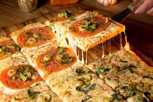 Distintas porciones de pizza de varios tipos