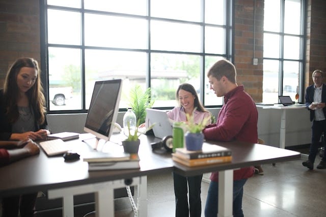 Desk Sharing kann die Atmosphäre in hybriden Büros deutlich verbessern