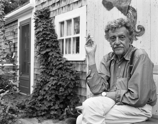 Kurt Vonnegut fumando à direita, ao lado de uma porta e uma trepadeira