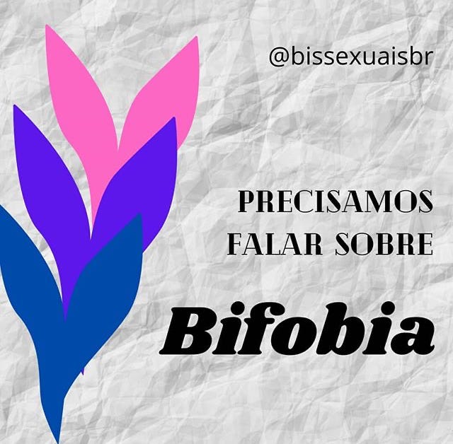 Um fundo de papel amassado escrito “precisamos falar sobre bifobia” com caldas de sereia em rosa, roxo e azul.