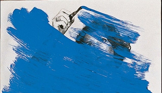 Fotografia de uma mulher com tinta azul (que ela está pintando) cobrindo a maior parte da imagem