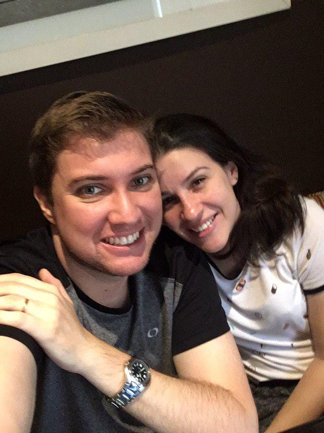 Casal planejando sua próxima viagem ao outro lado do mundo