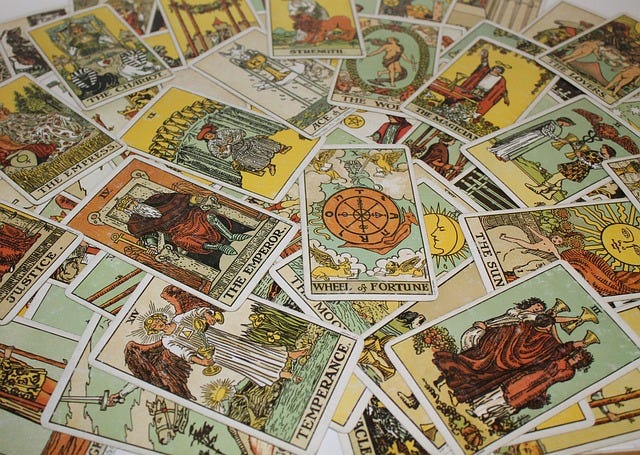 https://pixabay.com/photos/craft-tarot-divination-2728227/