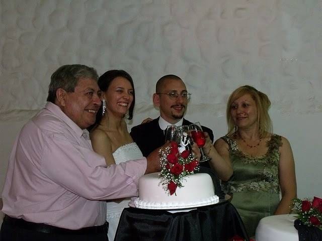 Mi padre, Pao, mi madre y yo brindando en nuestra boda.