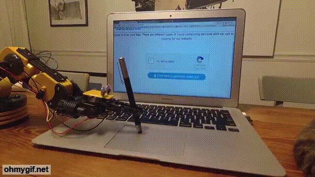 GIF av en robotarm som fører en penn på musen på en datamaskin for å bevise at hen ikke er en robot.