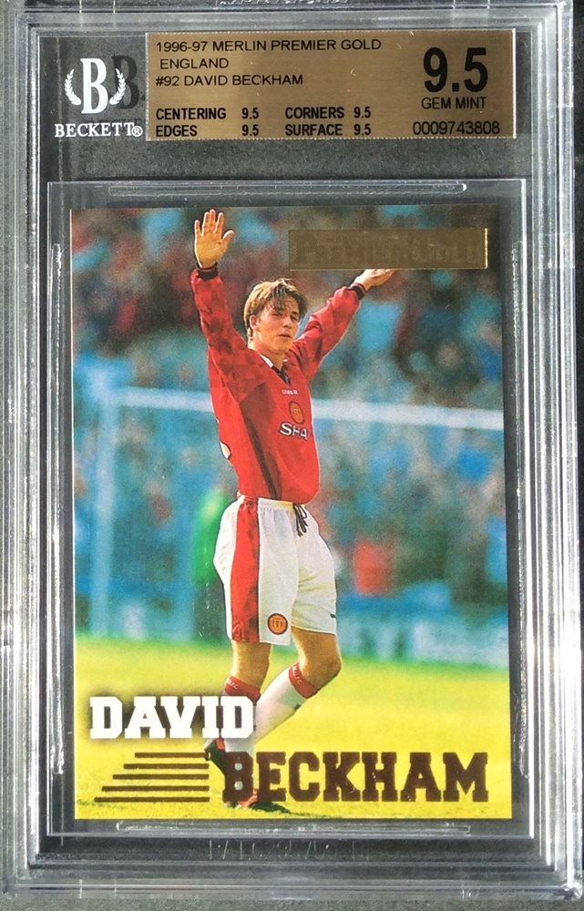 Antigo cartão de futebol com foto e nome do jogador David Beckham dentro de uma caixa etiquetada de colecionador