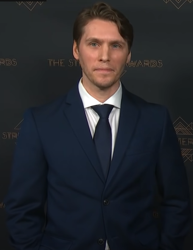 Jerma985 in navy blue suit on the red carpet of the 2022 Streamers Award