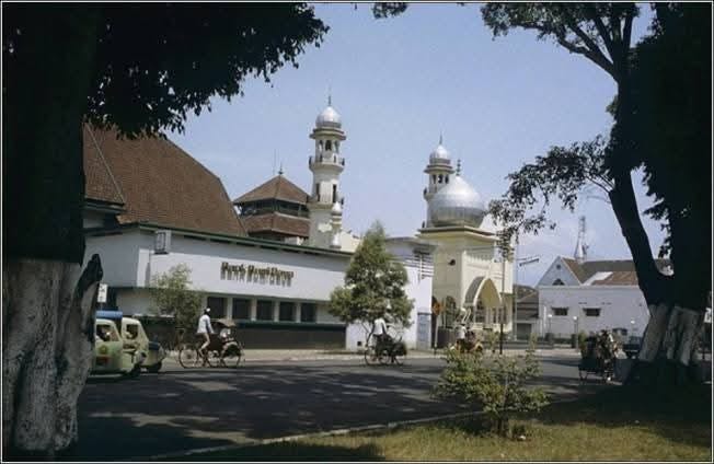 BANK BUMI DAJA – MASJID JAMI – GEREJA – TOWER TELKOM – Bemo – Becak – Alun2 MALANG yang Penuh…