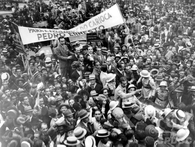 Fotografia da multidão de pessoas que compuseram a Revolta Comunista de 1935.