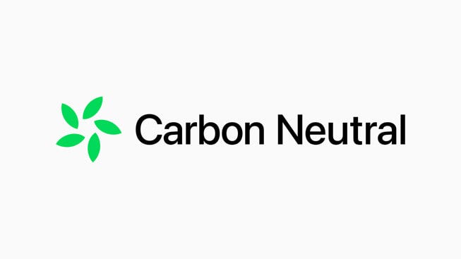 Logo publicitário da Apple, um círculo de cinco formas verdes imitando folhas e ao lado direito a frase "Carbon Neutral" em fonte preta.