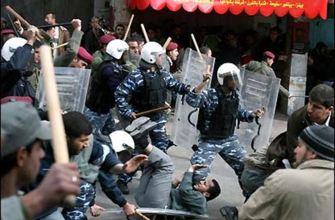 Policías palestinos atacan a manifestantes en Ramala. (Foto: AFP)