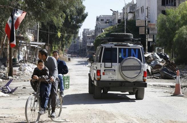 Un automóvil de la UNRWA circula por una calle del campo de refugiados de Yarmuk, al sur de Damasco, el 1 de noviembre de 2018. (Foto: Luai Beshara / AFP)