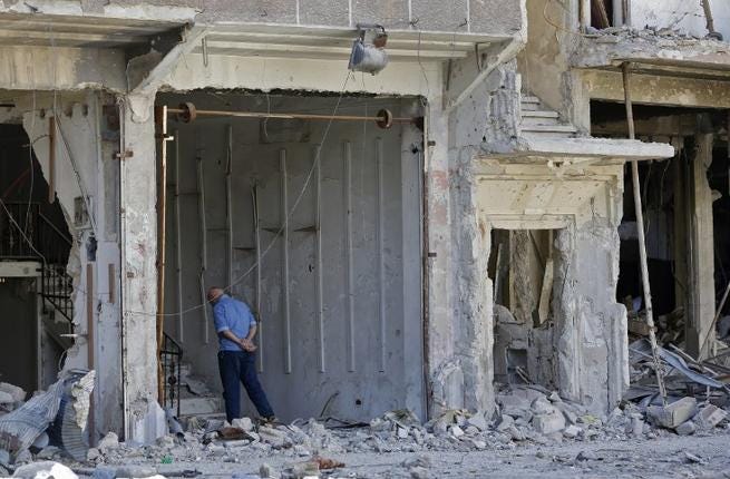 Un hombre observa un edificio destruido del campo de refugiados palestinos de Yarmuk, al sur de Damasco, el 1 de noviembre de 2018. (Foto: Luai Beshara / AFP)