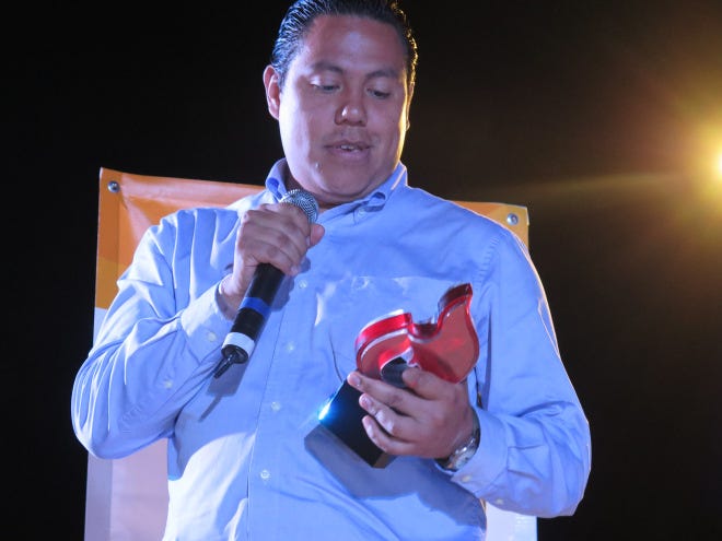 Miguel Aguirre -City Mayor of KidZania Cuicuilco- receiving the 