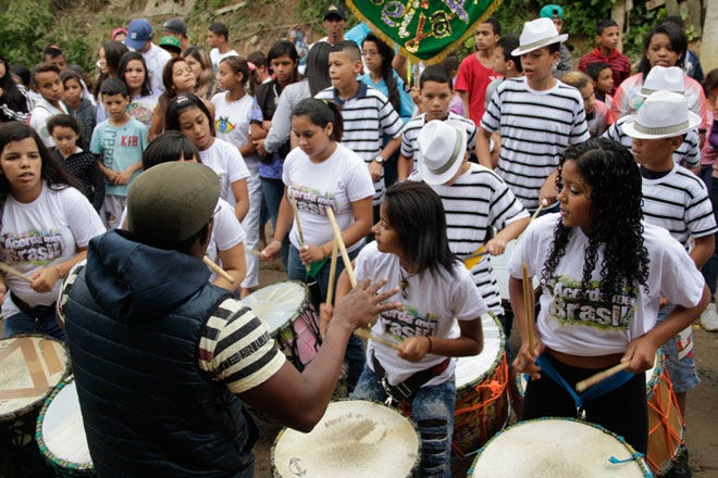 Jovens fazendo percussão na rua