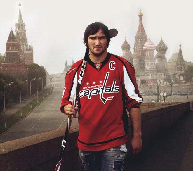 Alexander Ovechkin posa davanti alla Piazza Rossa, con la maglia dei suoi Washington Capitals e un sguardo poco confidenziale