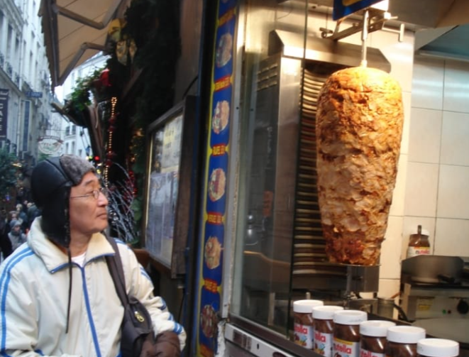 Eu admirando o churrasco grego na rua de Paris em 1998.