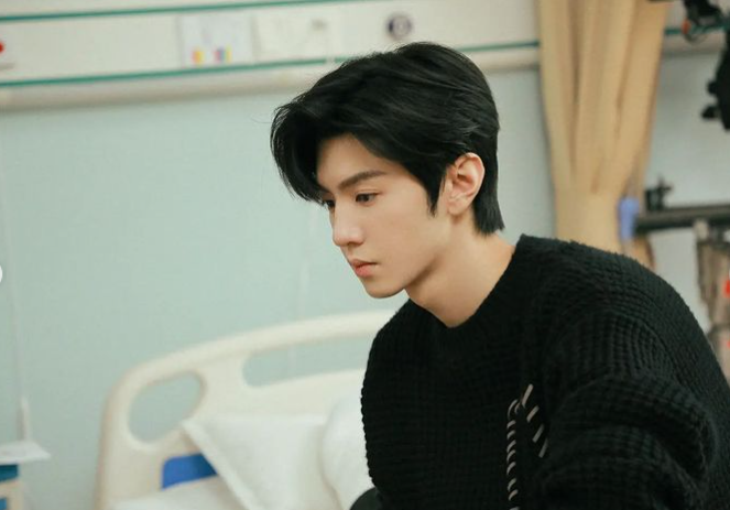 Duan Jiaxu sitting in a hospital