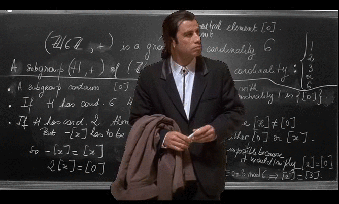 Meme do John Travolta confuso em Pulp Fiction na frente de um quadro cheio de contas matemáticas