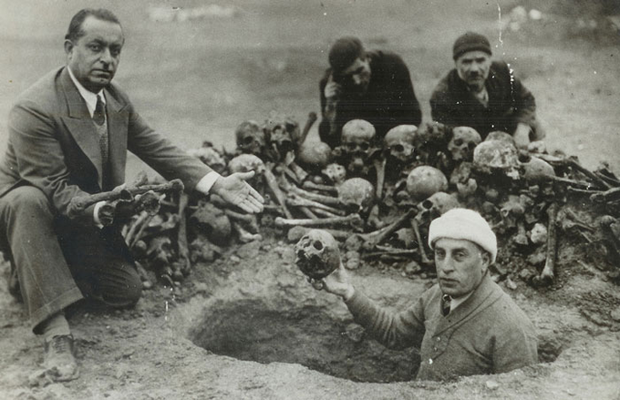 Fotografia em preto e branco de um grupo de escavadores encontrando restos mortais de vítimas do genocídio armênio em Der Zor, 1938.