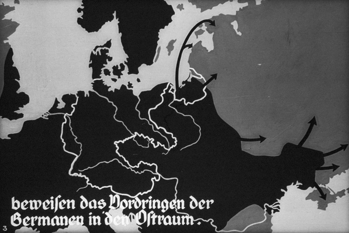 Propaganda nazista, o conteúdo da imagem é um texto em alemão que faz referência à penetração das tribos germânicas no Império Romano oriental. A imagem é um mapa em preto e branco. Retrata o noção de Lebensraum (espaço vital).