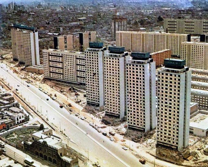 Cuatro torres altas, un edificio más bajo y tres torres altas demarcaban Tlatelolco en su encuentro con Reforma.